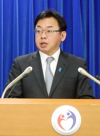 　記者会見する上野厚労相＝１０日午前、厚労省