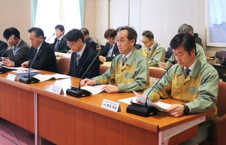 　静岡県御前崎市議会で浜岡原発の耐震性などについて説明する中部電力の豊田哲也原子力本部長（前列右から２人目）ら＝１３日午前