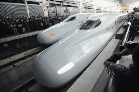 　新大阪に向け出発する九州新幹線「さくら」（手前）＝２０１１年３月、ＪＲ熊本駅