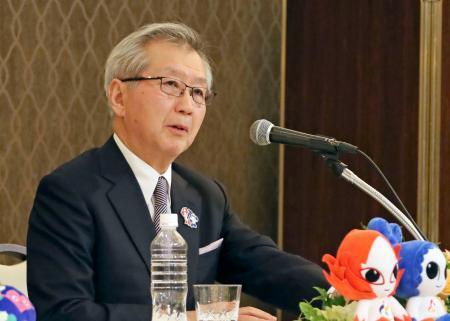 　名古屋市で記者会見する中部経済連合会の勝野哲会長＝２０日午後