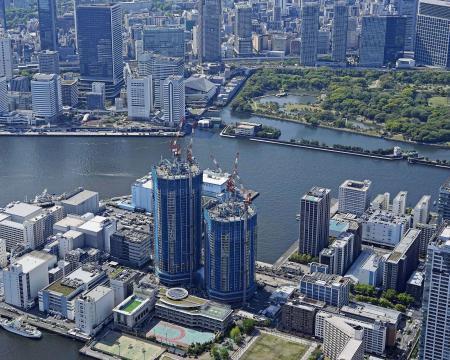 　建設が進む高層マンション（中央）＝２０２５年４月、東京都中央区