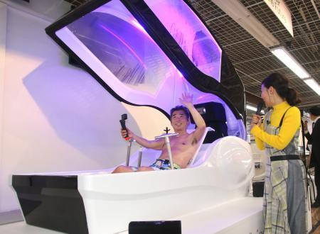 　「ミライ人間洗濯機」を体験するタレントの勝俣州和さん＝２６日午前、東京・池袋のヤマダデンキ「ＬＡＢＩ池袋本店」