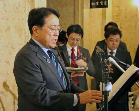 　記者会見でラピダスへの出資を発表する赤沢経産相＝２７日午前、国会