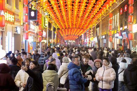 　春節に伴う大型連休中、大勢の人でにぎわう中国黒竜江省ハルビン市の観光地＝２月（共同）