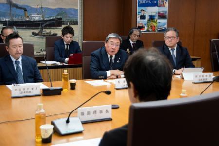 　日本船主協会が開いた対策本部の初会合で、あいさつする長沢仁志会長（奥中央）＝４日午後、東京都千代田区