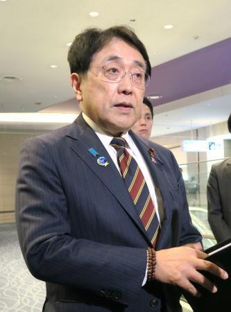 　出国前に羽田空港で取材に応じた赤沢経産相＝５日