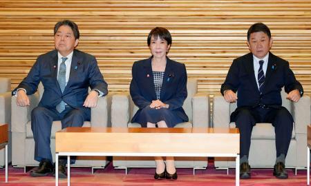 　閣議に臨む（左から）林総務相、高市首相、茂木外相＝１０日午前、首相官邸