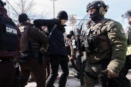 　米中西部ミネアポリス近郊で移民取り締まりに抗議し、拘束される人＝１日（ロイター＝共同）