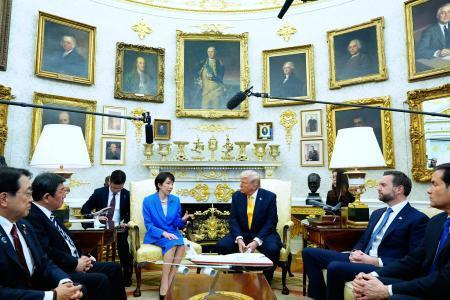 　ホワイトハウスで会談する高市首相（奥左）とトランプ米大統領（同右）＝１９日、ワシントン（ＡＰ＝共同）