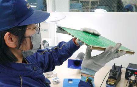 　修繕した電子基板をチェックするＪＲ東海の社員＝１３日、浜松市