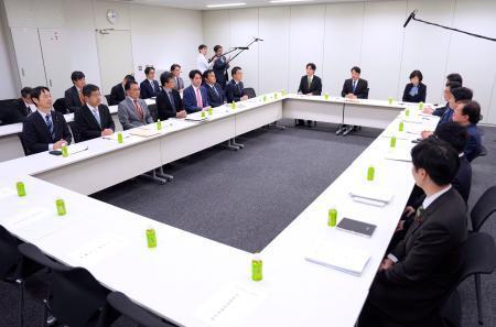 　国会内で開かれた「社会保障国民会議」の実務者会議。今回から中道改革連合、立憲民主、公明の３党が加わり、７党に拡大した＝２５日午後