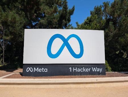 　メタ本社に掲げられたロゴ＝２０２５年９月１７日、米カリフォルニア州（共同）