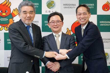 　新興企業を支援するファンド設立を発表した広島大の越智光夫学長（左）ら＝２６日午後、広島市南区