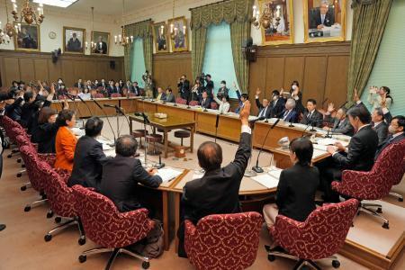 　所得税法の一部を改正する法律案を可決した参院財政金融委＝３１日午前
