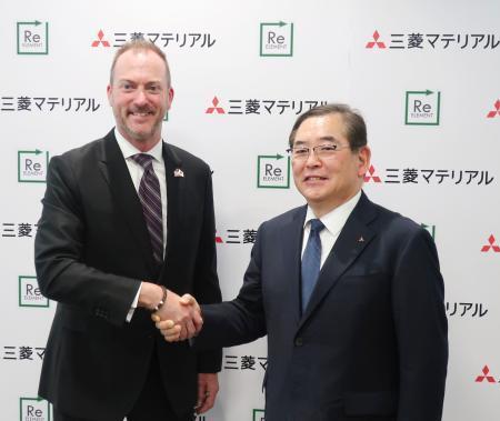 　記者会見で握手する三菱マテリアルの田中徹也社長（右）とリエレメントのカーク・テイラーＣＦＯ＝３１日午後、東京都千代田区