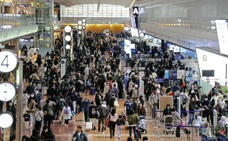 利用客で混雑する羽田空港の国内線出発ロビー＝２０２５年１２月
