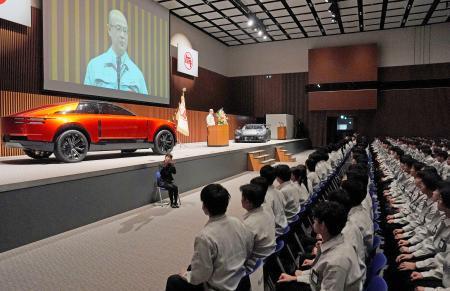 　トヨタ自動車の入社式。壇上はあいさつする近健太社長＝１日午前、愛知県豊田市