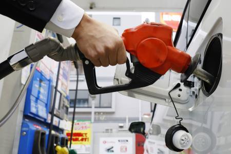 　ガソリンスタンドでの給油＝東京都内