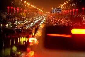 　北京市内を走る車＝３月（共同）