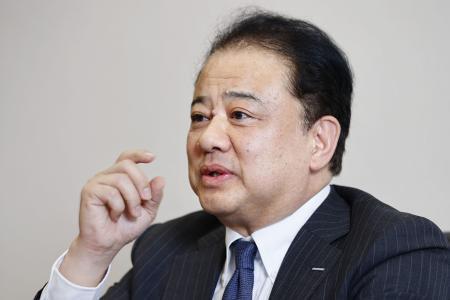 　インタビューに答えるサントリーの西田英一郎社長