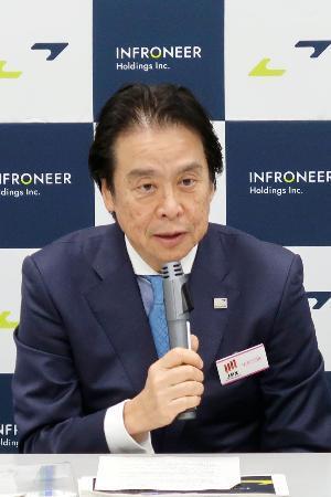 　記者会見するインフロニアＨＤの岐部一誠社長＝１４日午後、東京・日本橋