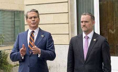 　米中閣僚級協議後に記者会見するベセント米財務長官（左）ら＝３月、パリ（共同）