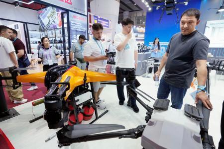 　「広州交易会」で展示されたドローンを見る来場者＝１５日、中国広東省広州市（共同）