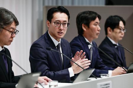 　記者会見するプルデンシャル生命の得丸博充社長（左から２人目）＝２２日午後、東京都千代田区