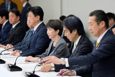 　月例経済等に関する関係閣僚会議に臨む高市首相（中央）＝２３日午後、首相官邸