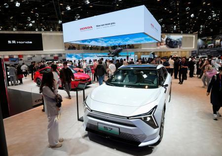 　「北京国際モーターショー」のホンダのブースで、展示された現地合弁相手のメーカーが主導して開発したＥＶ＝２４日、北京（共同）