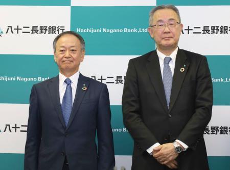 　新たに頭取となる樋代章平氏。右は会長に就く松下正樹氏＝２４日午後、長野市