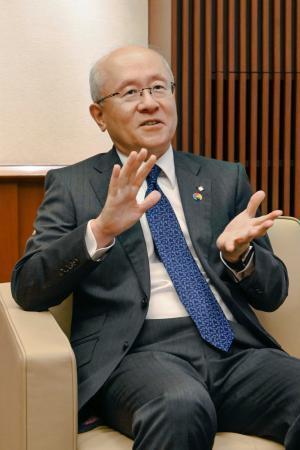 　インタビューに答える関西経済同友会の三笠裕司代表幹事