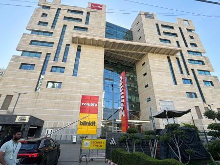 　「ブリンキット」が入る建物＝１３日、インド・ニューデリー近郊（共同）