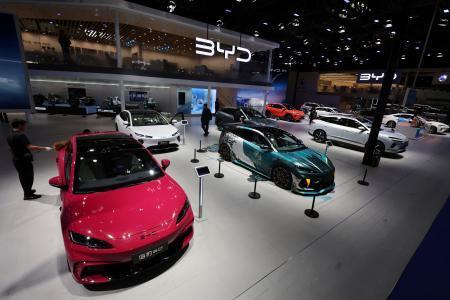 　北京国際モーターショーで展示された中国ＢＹＤの電気自動車（ＥＶ）＝２４日（ロイター＝共同）