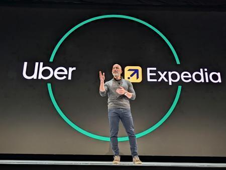 　あいさつする米配車大手ウーバー・テクノロジーズのダラ・コスロシャヒ最高経営責任者（ＣＥＯ）＝２９日、ニューヨーク（共同）