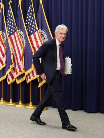 　連邦公開市場委員会（ＦＯＭＣ）後の最後の記者会見を終えて退出するパウエルＦＲＢ議長＝２９日、ワシントン（ロイター＝共同）