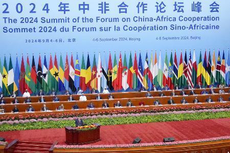 　２０２４年９月、開幕した中国アフリカ協力フォーラム首脳会合。手前は演説する習近平国家主席＝北京の人民大会堂（共同）