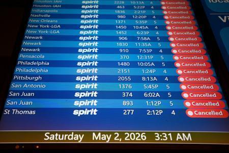 　フロリダ州の空港で、スピリット航空便のキャンセルが並ぶ電光掲示板＝２日、オーランド（ロイター＝共同）