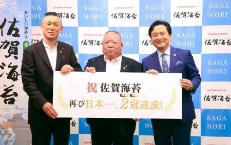 　佐賀県の山口祥義知事（右）に、のりの販売実績などを報告した有明海漁協の幹部＝８日午後、佐賀県庁