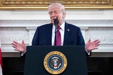 　演説するトランプ米大統領＝４月２１日、ワシントン（ＡＰ＝共同）