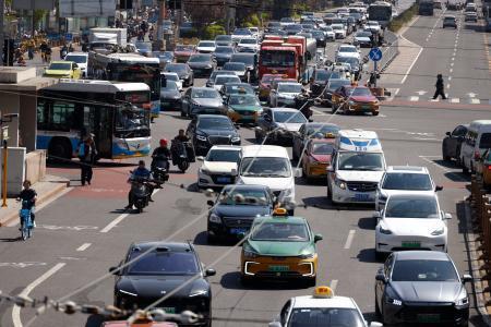 　北京市内を走る車＝４月（共同）