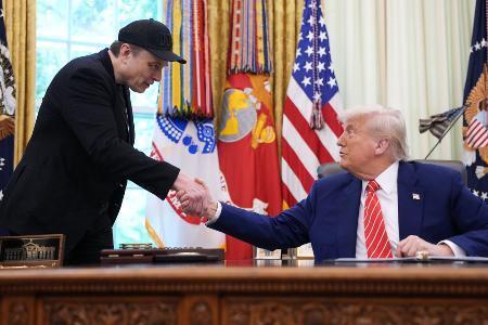 　米ホワイトハウスでトランプ大統領（右）と握手するイーロン・マスク氏＝２０２５年５月（ゲッティ＝共同）
