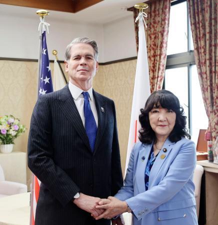 　ベセント米財務長官（左）と握手する片山財務相＝１２日午前、財務省（同省提供）