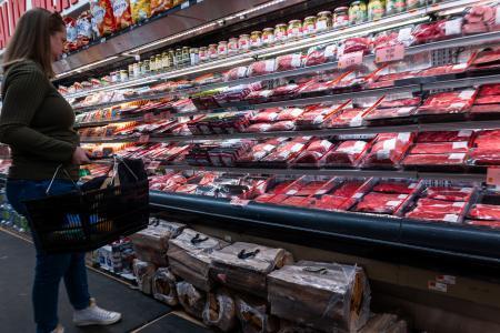 　食料品店の精肉コーナーに並べられた肉類＝１２日、米ニューヨーク・ブルックリン（ゲッティ＝共同）