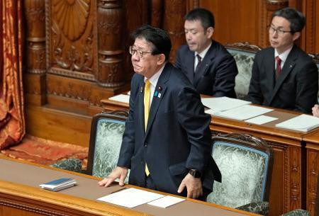 　参院本会議で「中継輸送」の推進に向けた改正物流効率化法が可決、成立し、一礼する金子国交相＝１３日午後