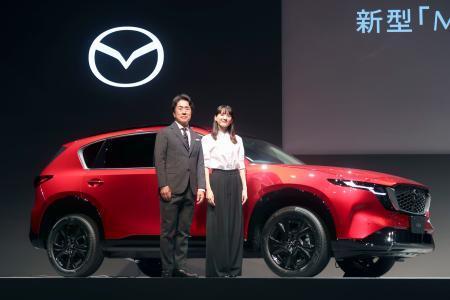 　全面改良したＳＵＶ「ＣＸ-５」を発表する、マツダの毛籠勝弘社長（左）とブランドアンバサダーの綾瀬はるかさん＝２１日午後、東京都渋谷区