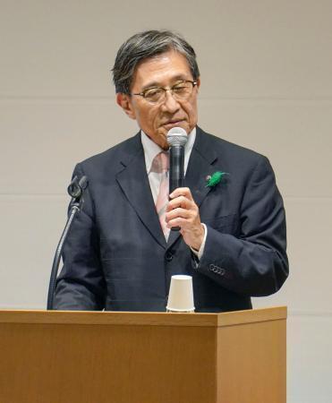 　シンポジウムに登壇した京都市の松井孝治市長＝２２日午後、京都市左京区