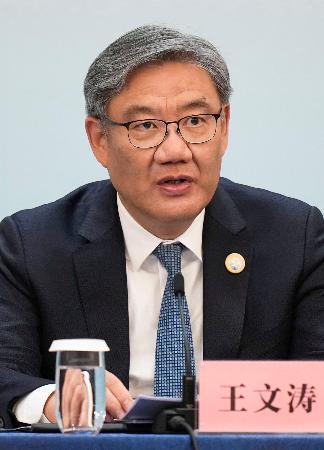 　ＡＰＥＣ貿易相会合を終え、記者会見する中国の王文濤商務相＝２３日、中国江蘇省蘇州市（共同）