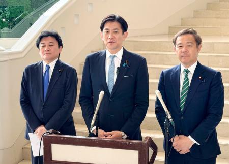 　佐賀市で記者団の取材に応じる自民党の小林政調会長（中央）＝２４日午後