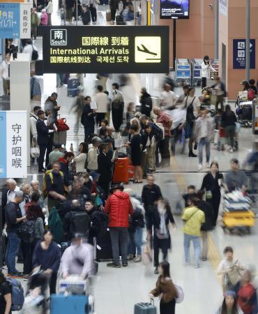 　旅行客でにぎわう関西空港の国際線到着ロビー＝６日